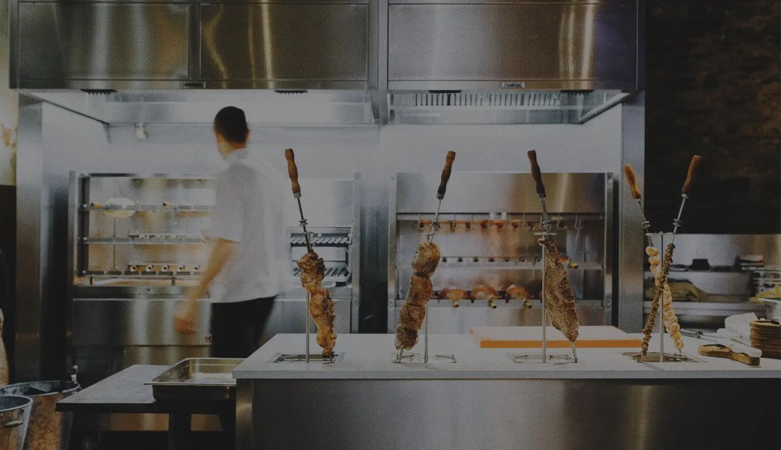 Brazilský gril s masem na jehle v restauraci Brasileiro.