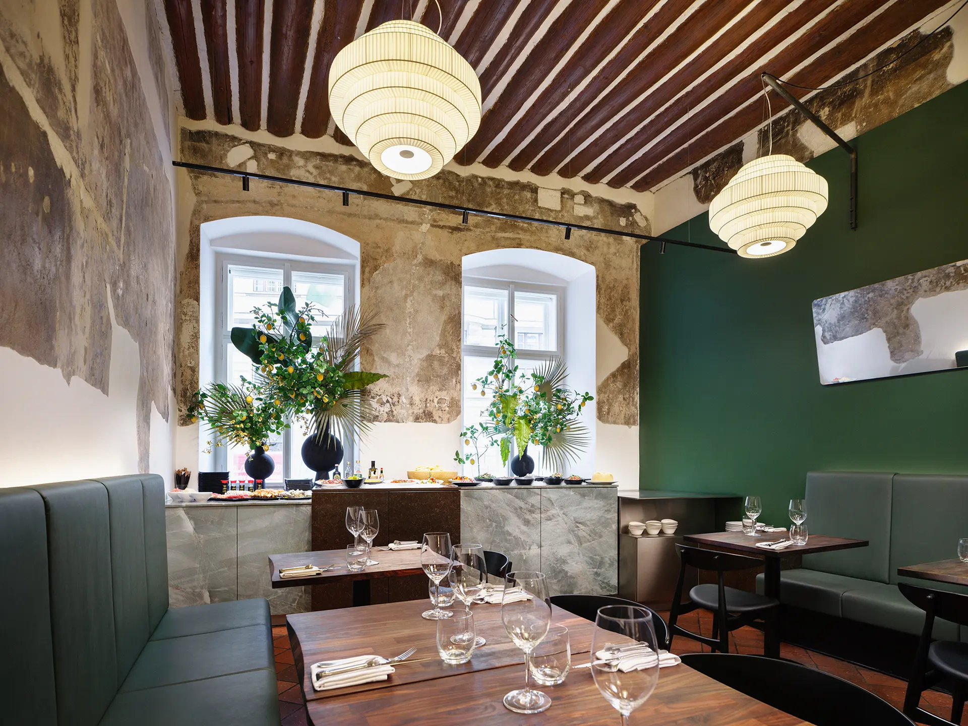 Interiér restaurace Brasileiro U Zelené žáby s bufetem.